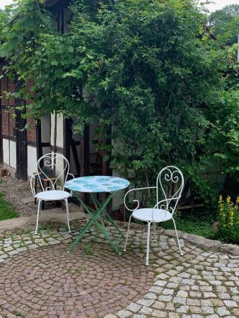 Krzesła i stolik w ogrodzie 2